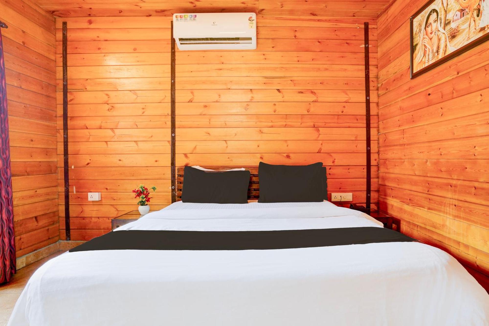 Super Townhouse Morjim Hotell Eksteriør bilde