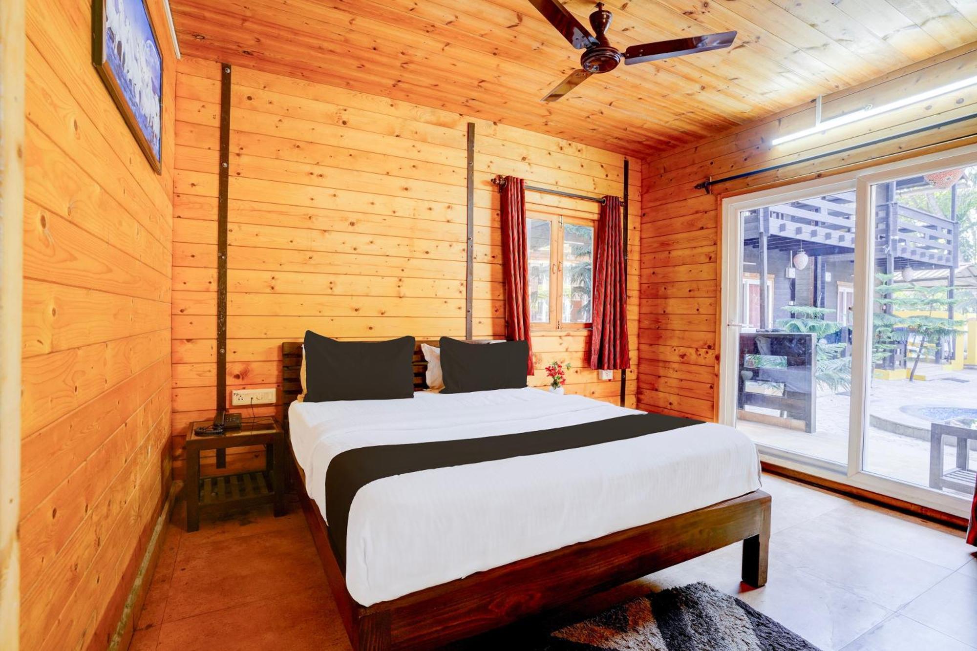Super Townhouse Morjim Hotell Eksteriør bilde