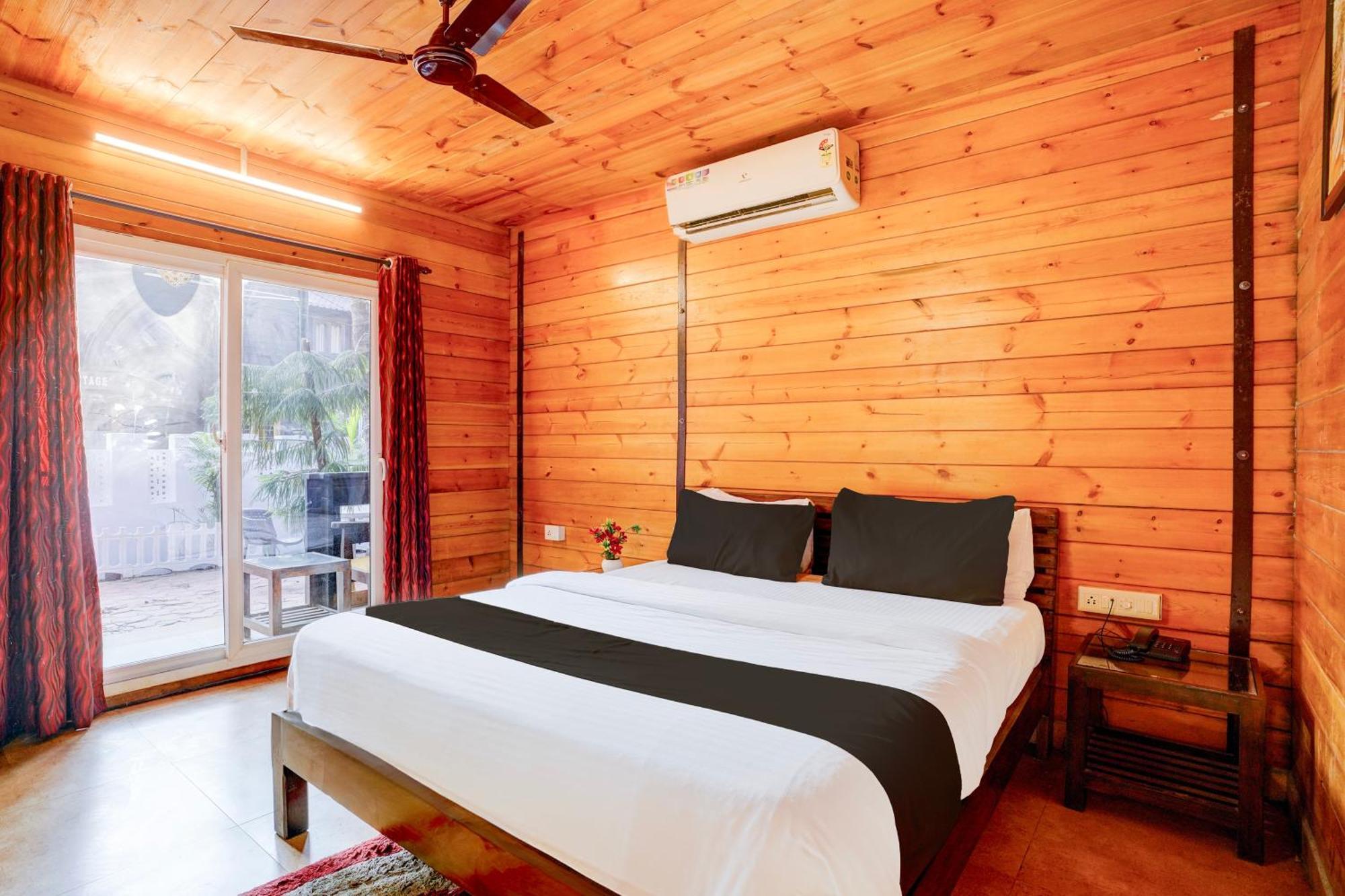 Super Townhouse Morjim Hotell Eksteriør bilde