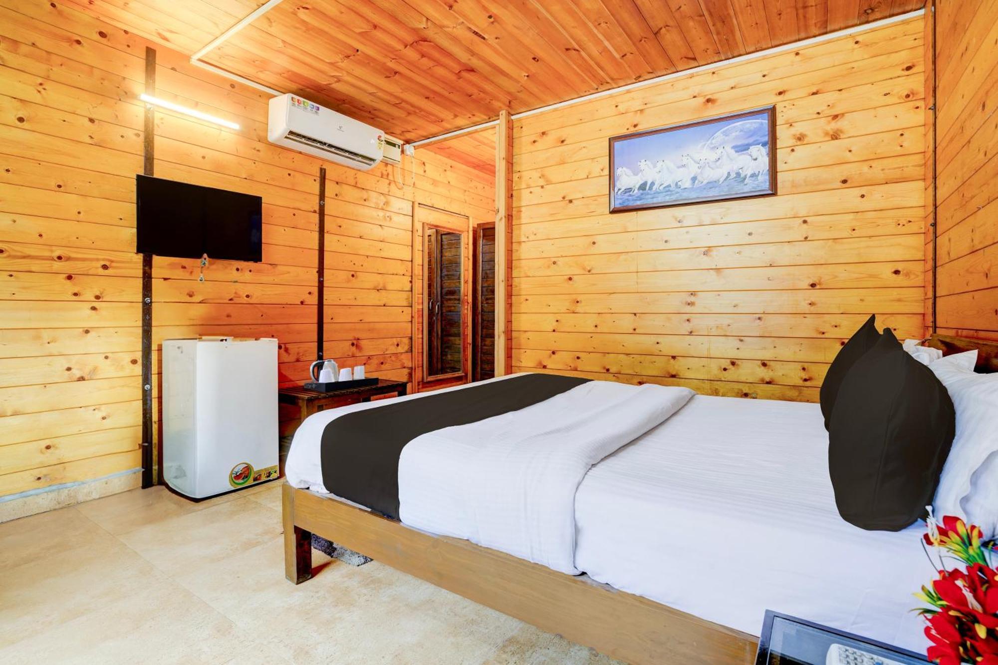 Super Townhouse Morjim Hotell Eksteriør bilde