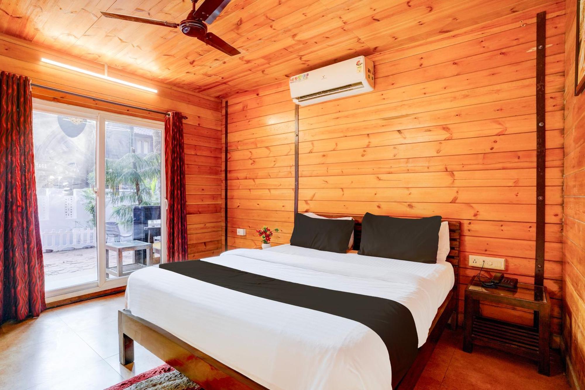 Super Townhouse Morjim Hotell Eksteriør bilde