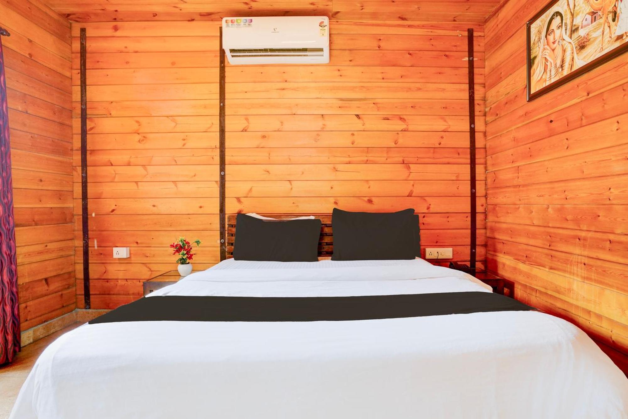 Super Townhouse Morjim Hotell Eksteriør bilde